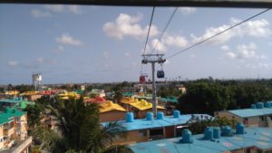 The cable car has not yet been officially taken into use, but is still in a test phase. During this test phase in the month of June, free use can be made of the cable car. After June the cable car can be used at metro rates. Sosúa-News was on site to take a ride and joined in the long queue on Sunday afternoon. It is public transportation but it is also just a wonderful experience! 