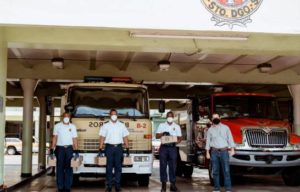 Starbucks promotes its new opening in Santo Domingo delivering coffee to frontline workers
